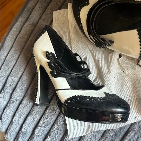 Ellie Elegant Black and White Pinup Heels - Picture 2 of 6